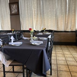Nona’s Italian Resturant - Inside so beautiful!!