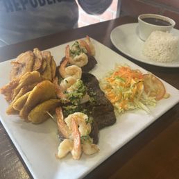 The food was AMAZING.  I ordered fried green plantains with skirt steak and shrimps (tostones con churrasco y camarones) !