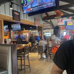 Hooters - Restaurant