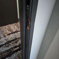 Quality Inn - Broken door frame
