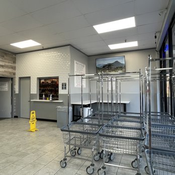 Parkside Laundry & Lavanderia - Drop off laundry service and cart parking - Laundromat Near Me - Anaheim, California