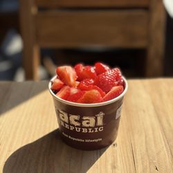 Acai Republic - Pure açai base, added vegan protein, almond butter, strawberries