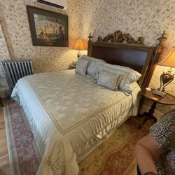 Manayunk Chambers Guest House - King sized bed!