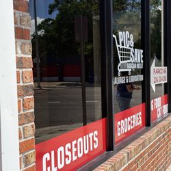 Pic & Save Bargain Outlet - Entrance