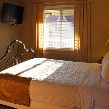 Silverton Inn and Suites - Fall light coming through the separate queen-sized bedroom in the Centennial Suite. - Hotels Near Me - Silverton, Oregon Silverton Inn and Suites - Fall light coming through the separate queen-sized bedroom in the Centennial Suite. - Hotels Near Me - Silverton, Oregon