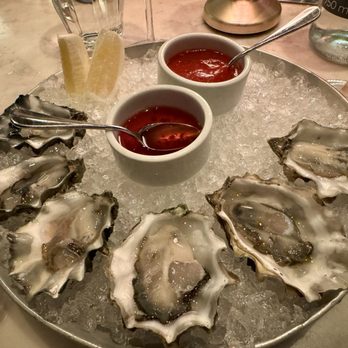 Tableau Bar Bistro - Oyster - Bars Near Me - Vancouver, British Columbia