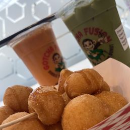 mini mochi puffs w/ caramel drizzle, thai tea w/ boba, and green thai tea
