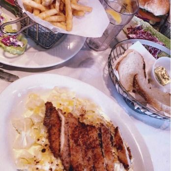 Robke’s - macaroni and cheese with pan fried chicken cutlet and cheeseburgers with delicious bread for the table - American Near Me - Northport, New York