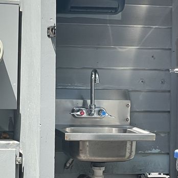 Alive & Kicking Lobsters - Outdoor sink - Seafood Near Me - Cambridge, Massachusetts