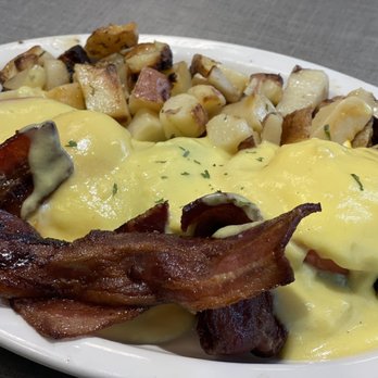 Biscuits Cafe - Eggs Bennidct BEAST 4/5 - Cafes Near Me - Federal Way, Washington Biscuits Cafe - Eggs Bennidct BEAST 4/5 - Cafes Near Me - Federal Way, Washington