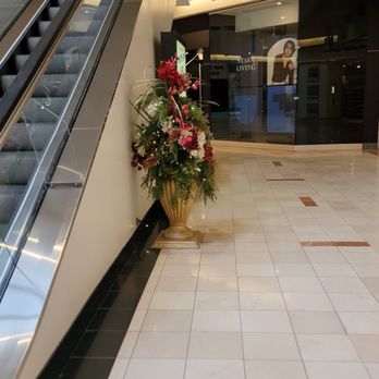 Northbrook Court - Holiday decor - Shopping Centers Near Me - Northbrook, Illinois