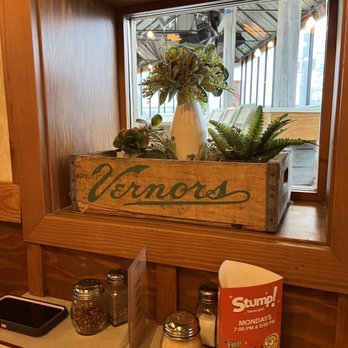 COMO's Restaurant - Michigan decor - Pizza Near Me - Ferndale, Michigan