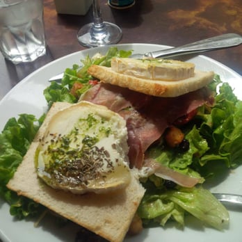 Le Café du Commerce - Fabulous lunch salad of ham, goat cheese, walnuts, raisins and sun dried tomatoes. - Brasseries Near Me - Paris, 75