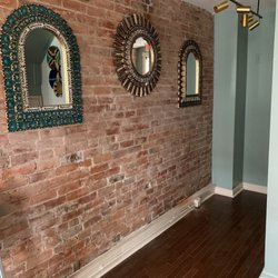 Spicy Water African Grill - Inside decor.