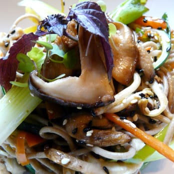 Flores do Bairro - Wok de legumes com soba e sésamo - Bars Near Me - Lisbon, 11