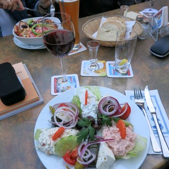Restaurant Lindos - Mesetas - der Vorspeisenteller in einer lauen Sommernacht draußen - im Hintergrund der Salat mit Putenstreifen. - Greek Near Me - Hamburg, HH Restaurant Lindos - Mesetas - der Vorspeisenteller in einer lauen Sommernacht draußen - im Hintergrund der Salat mit Putenstreifen. - Greek Near Me - Hamburg, HH