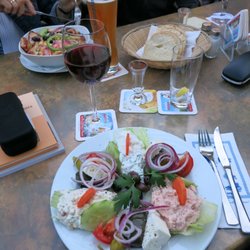 Restaurant Lindos - Mesetas - der Vorspeisenteller in einer lauen Sommernacht draußen - im Hintergrund der Salat mit Putenstreifen.