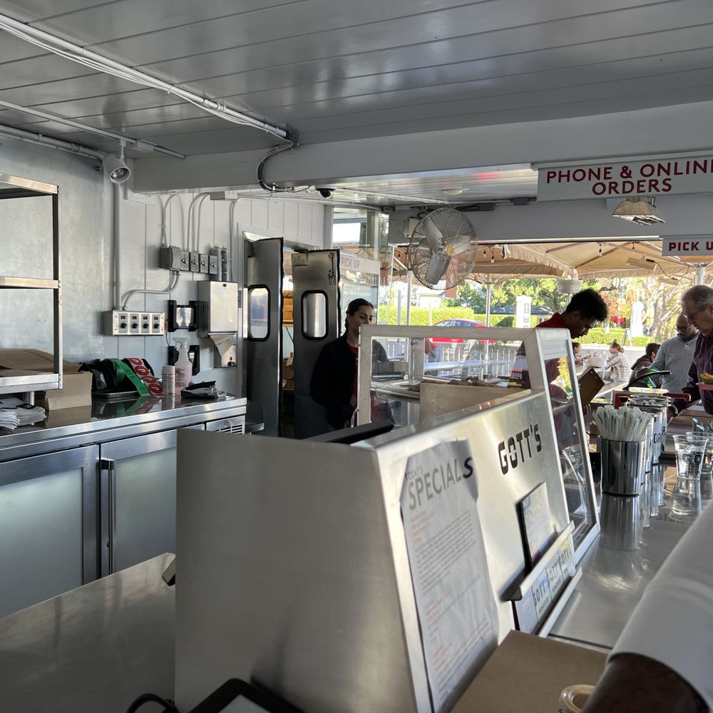 Gott's St. Helena - The outside pick up counter. - Burgers Near Me - Saint Helena, California