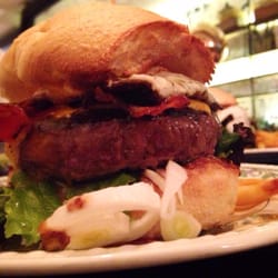 Vittoria 25 - Hanburguesa de kobe completa, con su huevo plancha y su beicon crujiente