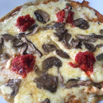 Gaia Art & Café - Shiitake mushroom with sun-dried tomato and cheese pizza - Vegetarian Near Me - Rio de Janeiro, RJ Gaia Art & Café - Shiitake mushroom with sun-dried tomato and cheese pizza - Vegetarian Near Me - Rio de Janeiro, RJ