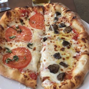 Alimentari - They split the pizzas for us, half each. - Italian Near Me - Chattanooga, Tennessee