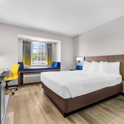 Microtel Inn & Suites by Wyndham Prairie du Chien - Guest room
