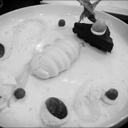 Hof Ter Zielbeek - Meringue met cassiscreme, chocolade en mandarijn.