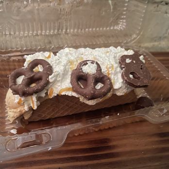 Dessert Dealer - Caramelo Anthony - Ice Cream & Frozen Yogurt Near Me - Chicago, Illinois
