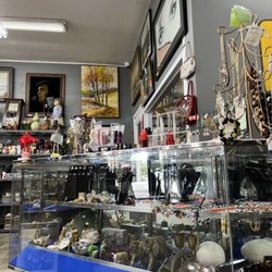 Andrade's Thrift Store - Decorations & jewelry