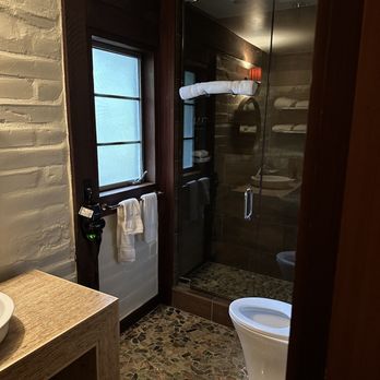 Glen Oaks Big Sur - Bathroom - Hotels Near Me - Big Sur, California Glen Oaks Big Sur - Bathroom - Hotels Near Me - Big Sur, California