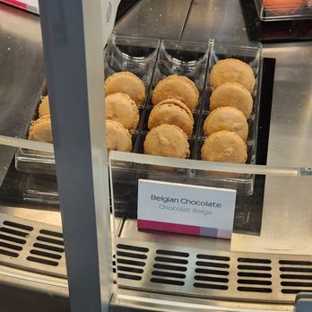 Le Macaron French Pastries - Patisserie/Cake Shop Near Me - Oak Brook, Illinois