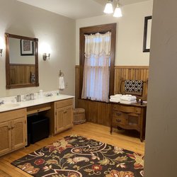 Brechet Inn - Our bathroom
