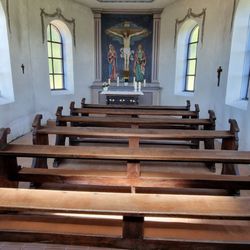Kreuzberg Kapelle - Sitzbänke und Altar