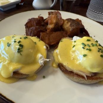 Drakes Sonoma Coast - Classic eggs Benedict at Drake's Sonoma Coast ($20) - New American Near Me - Bodega Bay, California Drakes Sonoma Coast - Classic eggs Benedict at Drake's Sonoma Coast ($20) - New American Near Me - Bodega Bay, California