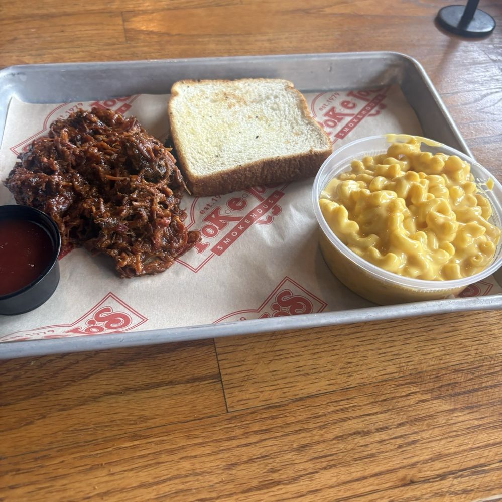 Pok-e-Jo's - Parmer - Plate with 1 Meat - pulled pork, Texas toast, side of mac n cheesecake - Barbeque Near Me - Austin, Texas Pok-e-Jo's - Parmer - Plate with 1 Meat - pulled pork, Texas toast, side of mac n cheesecake - Barbeque Near Me - Austin, Texas