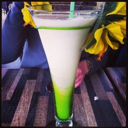 Le Charivari - Gros lâchage sur le cocktail rhum-coco-banane-orange. Un vase a été servi ...