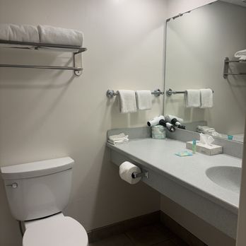 Kon Tiki Inn - bathroom - Hotels Near Me - Pismo Beach, California