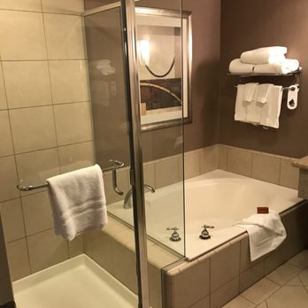 Best Western Plus Bayside Hotel - Bathroom with shower and tub. - Hotels Near Me - Oakland, California Best Western Plus Bayside Hotel - Bathroom with shower and tub. - Hotels Near Me - Oakland, California