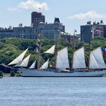 Hudson River Waterfront Walkway - Chile - Walking Tours Near Me - Edgewater, New Jersey