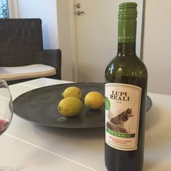 Huskvarna Hotell & Vandrarhem - Medhavt vin i loungen.