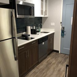 Staybridge Suites Houston - Galleria Area - Wall kitchen, well stocked