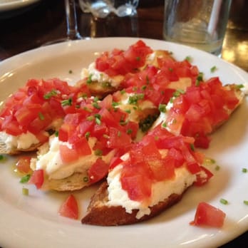 L'Amitie - Torradinhas de queijo de cabra com tomates - French Near Me - São Paulo, SP L'Amitie - Torradinhas de queijo de cabra com tomates - French Near Me - São Paulo, SP