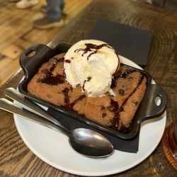 The Skunk and Goat Tavern - Skillet cookie
