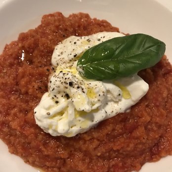 Piccolomini Caffe - Tomaten-Brotsuppe mit Burrata - Italian Near Me - Pienza, SI Piccolomini Caffe - Tomaten-Brotsuppe mit Burrata - Italian Near Me - Pienza, SI