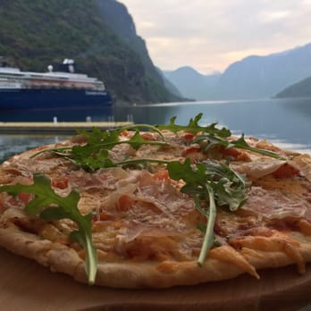 Flåm Marina & Apartments - Pizza and this beautiful view - Guest Houses Near Me - Flåm, 14