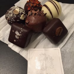 Peter Beier Chokolade - 6 stk tilbage, saltlakrids, chili, kaffe, nougat, likør og karamel.