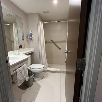 City Express Suites Tijuana Rio - Bathroom - Hotels Near Me - Tijuana, BCN