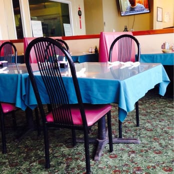 Sunshine Chinese Thai - Tables and a huge flat screen - Chinese Near Me - Suwanee, Georgia