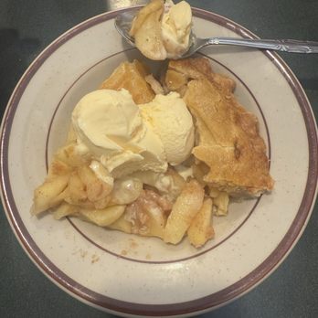 Flo's Farmhouse Cafe - Apple pie with ice cream - Cafes Near Me - Riverside, California