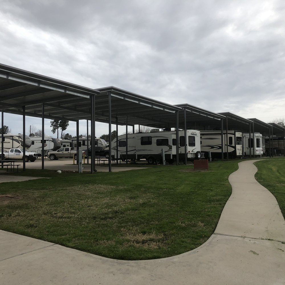 Katy Lake RV Resort - Covered spaces - RV Parks Near Me - Katy, Texas